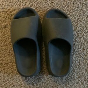 Yeezy slides black